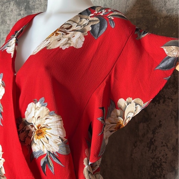 Umgee | Red Floral Faux Wrap V Neck Flutter Hem Shorts Romper Women's - Picture 4 of 11